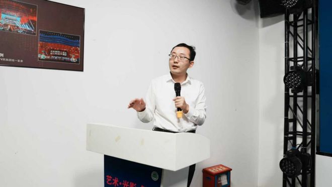wqiuKuTk22qQVTLm.jpg